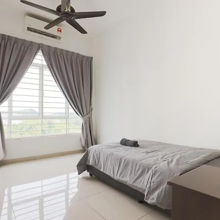 Cozy 3-Bedroom Condo With Pool - Seri Kembangan Exterior photo